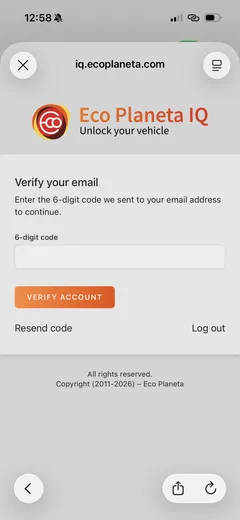 Pantalla para verificar el correo con el campo del código de 6 dígitos y el botón Verify Account