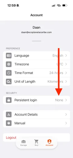 Aplicación móvil: pantalla Account con la opción Persistent login, en Security, marcada