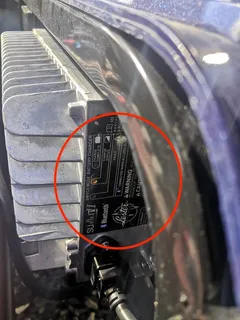 Primer plano del cargador integrado y su etiqueta