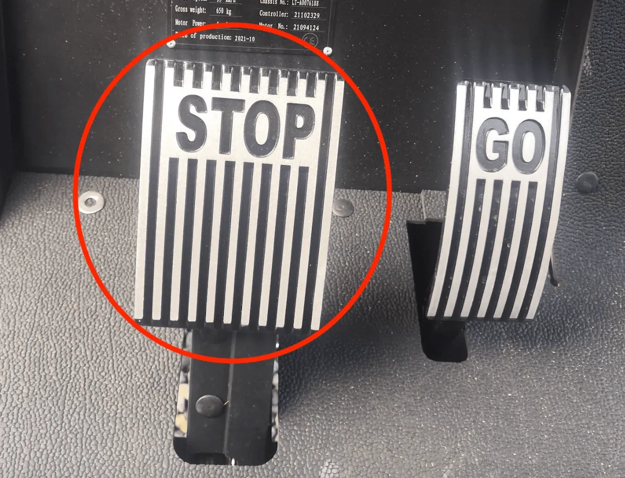 Pedals: the STOP pedal released to the same height as the GO pedal, circled